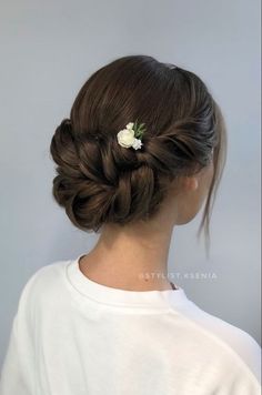 2024's Top Mother of the Bride Hairstyles – Elegant & Trendy Looks Hairdo Simple Elegant, Bridal Hair Asian, Detailed Hairstyles, Bun Hairstyles Indian, Tut Makeup, Elaborate Hairstyles, Enchanting Hairstyles, Timeless Hairstyles, Lemon Wedding