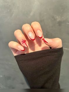 #nails#nailart#christmas#christmaseve#nailinspiration#frenchnails#christmasnails#christmasnailart#christmasnailartdesigns#nailschristmas#rednails#whitenails#snowflake#present#weihnachten#nägel#nageldesign#nagel Nail Inspo Christmas Almond, Present Nails Art, X Mas Nails Christmas Ideas, Xmas Nail Inspiration, Preppy Nails For Christmas, Christmas Nails Present Design, Nail Snowflake Design, Clean Girl Christmas Nails, Snowflake On Nails