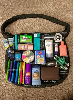 Mom Bag Essentials, Work Bag Essentials, School Emergency Kit, School Backpack Essentials, Everyday Bag Essentials, What's In My Purse, Female Footwear, What's In My Bag