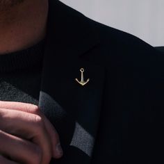 Don’t let your look sail away with poorly chosen details! Pin it down with a sleek golden anchor lapel pin and save all questionable outfits once and for all. Small but shiny, this minimalist detail is a must in your lapel pin box. Or lapel pin drawer. Or lapel pin closet, if we are allowed to have a say. Colour: Gold Material: Brass Handmade Leather Jewelry, Pin Box, Men Stuff, Lapel Pins Mens, Brooch Men, Outfits Hombre, Collar Chain, Collar Pins, Gold Pin