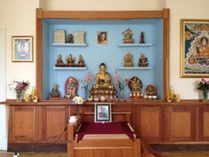 there are many buddha statues on the shelves