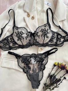 Verwöhnen Sie sich mit unserem eleganten Nachthimmel Fantasie Dessous-Set! Dieses Set verwandelt jede Nacht in eine Fantasie, mit seinem luxuriösen Design und seiner hochwertigen Qualität. Wählen Sie aus einer Auswahl an Größen und fühlen Sie sich sexy und selbstbewusst. Gönnen Sie sich dieses Set für eine unvergessliche Erfahrung. SIZE/CM UNDER BUST BRA LENGTH PANTIES WAIST PANTIES LENGTH S 64 15 68 22 M 68 16 72 23 L 72 17 76 24 XL 76 18 80 25 Dress With Stockings, Sheer Bra, Long Gloves, Bra Panty, Lace Embroidery, Black Lingerie, Bra Styles, Lingerie Collection, Bra Set