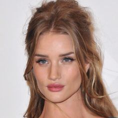 I want her lips! Rosie Huntington Whiteley Hair, Down Hairstyles For Long Hair, Wedding Hair Half, Smink Inspiration, Rosie Huntington Whiteley, Half Up Half Down Hair, Bridal Hair And Makeup, Half Up Hair, Makati