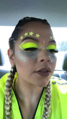 Neon Glitter Makeup, Rave Makeup Neon, Space Rave Makeup, Festival Makeup Glitter Rave Make Up, Neon Rave Makeup, Neon Rave Outfits Ideas, Techno Makeup Rave, Edc Makeup Ideas, Neon Outfit Ideas Party