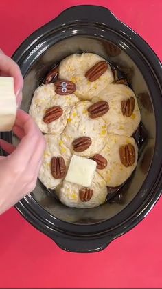 Crockpot Sticky Buns, Peach Dump Cake, Peach Dessert Recipes, Slow Cooker Recipes Dessert, Easy Sweets, Dessert Breakfast, Crock Pot Desserts, Peach Desserts, Peach Cake