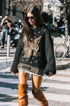 Knitwear Street Style, Glitter Blouse, Gilda Ambrosio, Knitwear Style, Anna Dello Russo, Estilo Hippie, Jeans Long, Cooler Look, Sweater Boots