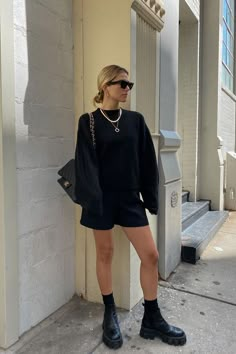 How To Style Chelsea Boots, Chelsea Boot Outfit, Combat Boot Outfit, Styling Chelsea Boots, Black Boots Outfit, Trending Boots