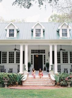 dream homes ideas Farmhouse Exterior Design, Casas Coloniales, Front Steps, Southern Homes, Diy Outdoor Decor, Modern Farmhouse Exterior, Farmhouse Front, Beautiful Farmhouse, Ranch Style Homes