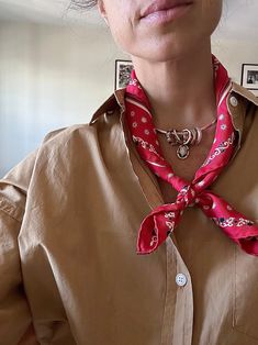 Fall 2024 Accessories, Red Scarf Outfit, Australian Winter Fashion, Bandana Neck Scarf, Ireland Fashion, California Outfits, Scarf Outfit, Mode Casual, Looks Street Style