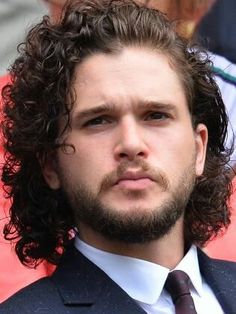 Kit Harrington Hair, Long Curly Hair Men, Men's Curly Hairstyles, Kit Harrington, Men Haircut Curly Hair, Hollywood Actors, Kit Harington, Corte De Cabelo Masculino, Curly Hair Men