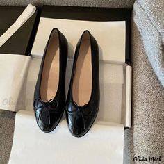 Olivia Mark - Sleek Round-toe Color-block Slip-on Flat Shoes with Bow Knot Detail - Casual Ballet Flats Casual Ballet Flats, Halloween Accessories Hair, All Black Shoes, Fashion Shoes Flats, Types Of Heels, Butterfly Knot, Leather Pants Women, Free Shoes, Black Ballet Flats