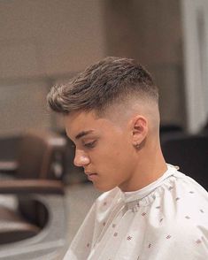 Skin Fade Hairstyle, Boys Fade Haircut, Short Quiff, Oscar Hairstyles, Quiff Haircut, The Quiff, Quiff Hairstyles, Mens Hairstyles Thick Hair, Men's Short Hair