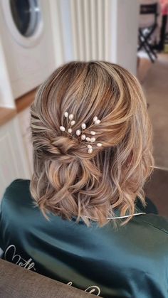 ɴᴀᴅɪᴀ ꜱᴄᴏᴛᴛ | Style the mother of the bride with me 💗 I had such a lovely morning with Laura and the girls! Laura's mum wanted a soft twisted half up... | Instagram Shoulder Length Half Up Half Down Wedding, Mom Of The Bride Hair Half Up, Mother Of The Bride Hair For Short Hair, Mother Of Bride Short Hairstyles, Mother Of Bride Hairstyles Short, Mother Of The Groom Hairstyles Short, Wedding Hair For Mother Of The Bride, Mother Of The Bride Hair Half Up, Mother Of Bride Hairstyles