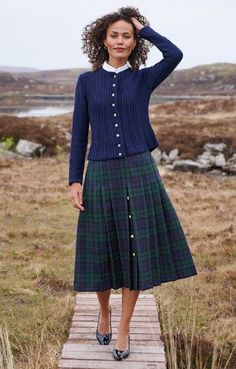 Tartan Skirt Outfit, Catholic Modesty, Goddess Wear, Tartan Pleated Skirt, Euro Fashion, Spring Skirt Outfits, Tartan Clothing, Tartan Fashion, Tartan Skirt