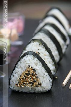 there is a sushi roll with rice and sesame seeds on it