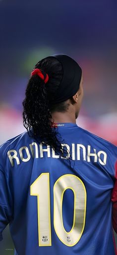 the back of a soccer player's jersey with his hair in a pony tail