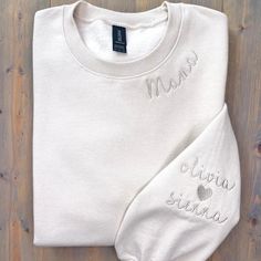 Custom Mama Sweatshirt with Kids Names sleeve – My Comfy Blouse Embroidered Names, Comfy Blouse, Kids Names, Mama Sweatshirt, Embroidered Clothes, Mothers Day Crafts, Embroidered Sweatshirt, Cozy Fits, Cozy Sweatshirts