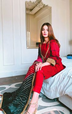 Suits For Women Pakistani, Red Suits For Women, Red Suits, Suit Indian, Minal Khan, Pakistani Women Dresses, Pakistani Formal Dresses, Pakistani Fashion Casual, Pakistani Wedding Outfits