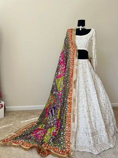 Navaratri Lehenga Choli, Chanya Choli Aesthetic, Chanya Choli Ideas For Navratri, Chanya Choli Ideas, Mehndi Lehnga Designs, Jaggo Outfit Punjabi Lehnga, Navaratri Outfit Ideas, Simple Chaniya Choli, Punjabi Lehenga