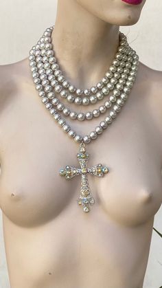 Cross Necklace Layered, Big Pearl Necklace, Baroque Jewelry, Multi Strand Pearl Necklace, Layered Pearl Necklace, Jewelry Styling, Big Necklace, Pearl Accessories, Necklace Layered