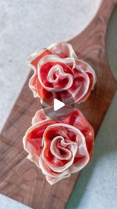 Ham Roses Flower, Prosciutto Presentation, Prosciutto Flower, How To Fold Prosciutto For Charcuterie, Prosciutto Rose, Charcuterie Roses, Rose Shaped Food, How To Make Prosciutto, Prosciutto Roll