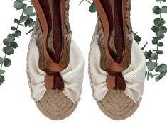 Spanish espadrilles made by hand in Cervera del Río Alhama - La Rioja. 🌴Mariposa model flat espadrilles, one of the most comfortable models and adaptable to all types of insteps. The canvas is light beige herringbone and the heel pad is cotton. Double ribbons to tie to the ankle in rust and earth colors. Jute sole with excellent quality non-slip natural rubber. Made by hand in a completely artisanal way. 🌴A very comfortable model, already an essential for everyday life, on our trips or on our Luxury Espadrille Sandals With Round Toe, Luxury Open Toe Espadrille Sandals, Designer Luxury Espadrilles With Flat Heel, Luxury Open Toe Espadrille Heels, Luxury Open Toe Espadrilles With Wrapped Heel, Luxury Espadrilles With Wrapped Heel And Round Toe, Cheap Adjustable Open Toe Espadrilles, Luxury Brown Espadrilles For The Beach, Luxury Espadrille Open Toe Sandals