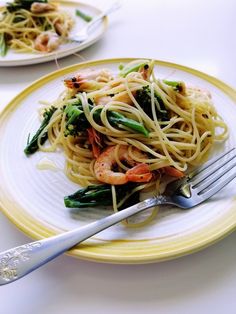 pasta with shrimp and asparagus on two plates