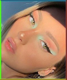 Floating Eyeliner is a new makeup trend that’s taking over the beauty world and we’re going to love it! Eyeliner Tutorial, Makeup tutorial, eyeliner DIY for beginners, colorful eyeliner, floating eyeliner, cat eyeliner, eyeliner styles, looks, ideas, liner makeup, Ariana Grande eyeliner makeup, liner tutorial, cat eyes. #eyeliner #DIY #liner #makeup #tutorial Light Colored Makeup Looks, Teknik Makeup, Make Up Designs, Mekap Mata, Pastel Makeup, Prom 2023, Bright Makeup, Graphic Eyeliner