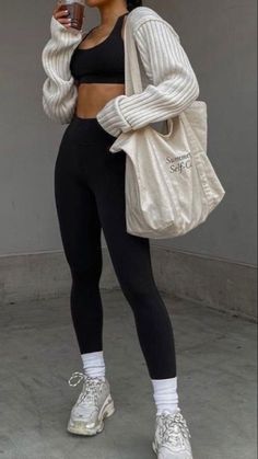 The workout set for women is lightweight and very comfortable to wear. Outfits Leggins, 00s Mode, Jogging Outfit, Yoga Outfits, Pastel Outfit