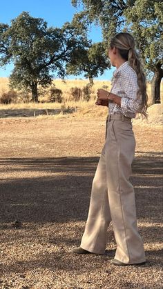 Summer Farm Outfit Women, Relaxed Country Outfit, Farm Outfit Women Aesthetic, Countryside Summer Outfit, Summer English Country Outfits, Country Corporate Outfit, Country Feminine Style, English Countryside Outfits Women, Countryside Chic Outfit