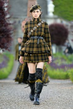 Christian Dior Resort 2025 https://www.vogue.com/fashion-shows/resort-2025/christian-dior/slideshow/collection#31 Burberry Runway, European Style Outfits, Fashion Trend Forecast, Runway Details, 2025 Fashion, Sketches Dresses, Artist Outfit, Fashion Illustration Dresses