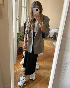 Sport Mum Outfit, Office To Gym Outfit, Fall In The City Outfits, Midi Dress With Sneakers Outfit, Office Outfits Autumn, Modern Office Outfits Women Casual, Baseball Hat Work Outfit, Sneaker And Blazer Outfit Women