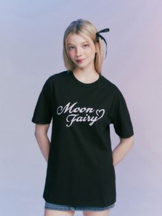 This is a casual and trendy top by MOONFAIRY that is made out of high quality and sturdy material. With distinctive mood of the design and comfortable wear, you can style it for your casual daily outfit.- Unique graphic artwork detail- Soft and sturdy cotton 100% fabric- Young and feminine mood Black Slogan Shirt For Spring, Outfits Unique, Trendy Top, Heart Logo, Graphic Artwork, Trendy Tops, Daily Outfits, Tshirt Logo, Making Out