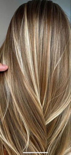 "Autumn Hair Color Ideas for Blondes & Brunettes 🍂" "Transform Your Locks: Fall Hair Color Trends for Blondes and Brunettes" Brunettes Highlights, Brunette Hair With Highlights, Dirty Blonde Hair, Brown Hair With Blonde Highlights, Honey Blonde Hair, Blonde Hair Inspiration, Blonde Hair Looks, Highlights Brown Hair, Blonde Hair With Highlights