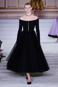 Carolina Herrera Fall 2023, Carolina Herrera Gown, Wedding Dress Outfit, Overall Outfit, Fantasy Theme, Queen Dress, Runway Dresses, Black Wedding Dresses