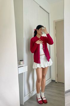 #fashion #outfitidea #outfitoftheday #outfits #cute #dress #balloonskirt #cooloutfits #schooloutfitideas Orion Sun Concert Outfit, Skirt Flats Outfit, Puffy White Skirt Outfit, Red Inspo Outfit, Red Bubble Skirt Outfit, White Balloon Skirt Outfit, How To Style Red Skirt, Concert Winter Outfit, White Bubble Skirt Outfit