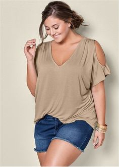 COLD SHOULDER V-NECK TOP, CUT OFF JEAN SHORTS, BANGLE SET #plussizesummeroutfits #plussizefashion #plussizeclothing  #plussizefashionforwomen Moda Plus, Stylish Plus, Curvy Outfits, Short En Jean, Fesyen Wanita, Summer Outfits Women