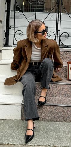 Brown Suede Jacket Outfit, Europe Fall Outfits, Suede Jacket Outfit, Chic Work Outfits Women, Work Outfits Women Office, Work Outfits Women Summer, Cute Maternity Outfits, Stylish Work Attire, Effortlessly Chic Outfits