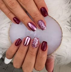 Burgundy Nails Glitter, Burgundy Nails Christmas Holidays, Burgundy Gel Nails With Glitter, Burgandy Short Nail Designs, Advent Nails, Glitter Nails Inspiration, Bordeaux Nails Design, Burgundy Christmas Nails, Burgundy Gel Nails