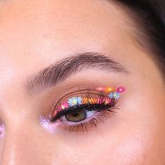 Makeup Without Mascara, 80s Makeup Trends, Eyeliner Color, 80s Makeup, Bold Makeup Looks, Casual Makeup, Colorful Eye Makeup, Colored Eyeliner, Bold Makeup