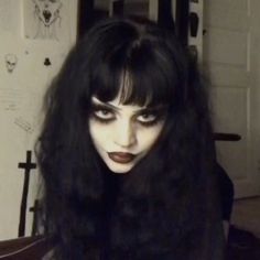 Base Face Makeup, Goth Makeup Red Lips, Dark Gothic Makeup, How To Do Doll Makeup, Makeup Ideas 90s, Romance Goth Makeup, 90s Rock Makeup, Dark Doll Makeup, Gothic Doll Makeup