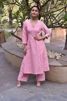 Designer Kurti Patterns, Simple Kurti Designs, Casual Indian Fashion, Kurta Neck Design, Salwar Kamiz, Kurti Designs Party Wear, Kurti Neck Designs, Kurta Designs Women, Bollywood Style