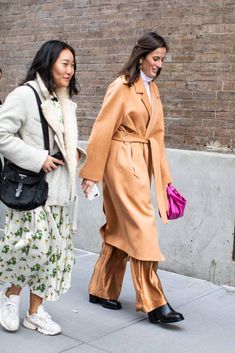 Fashion Week Street Style: 50+ Looks to Copy - FROM LUXE WITH LOVE Neutral Outfits, Daily Fashion Inspiration, Minimalist Capsule Wardrobe, Over 50 Womens Fashion, Street Style Winter, Neutral Outfit, Saint Laurent Bag, Fall Street Style, Fashion Week Street Style