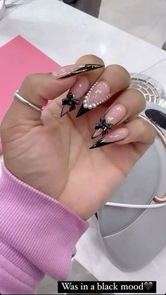 Senior Acrylic Nails, Creme Brown Nails, Graduation Nails Black Women, Long Nails Design Ideas 2024, Cute Stilletos Nails, Nails Black Girls Acrylic, Graduation Nails Acrylic 2024, Senior Nails Ideas 2024, Paris Nails Aesthetic