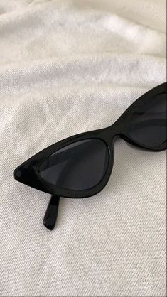 Trendy Glasses, Cream Aesthetic, نظارات شمسية, Stylish Glasses, Classy Aesthetic, Instagram Feed Ideas, Foto Ideas Instagram, Black And White Aesthetic