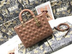 Charm - Dir Bags - 1483 Bracelet Dior, Lady Dior Handbag, Dior Addict, Lady Dior Bag, Lady Dior, Images Gif, Dior Bag, Jordan 1, Wallet Case