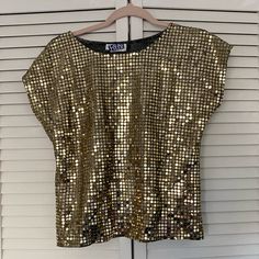 Made In Usa Vintage Laura Tyler Disco Top Size Small Pullover Blouse Gold And Black Sequins Dolman Sleeves Front Is A Gold Metallic Knit With Large Gold Sequins All Over Back Is A Pewter Colored Metallic Knit Fabric 100% Polyester - Hand Wash Round Neck, Short Dolman Style Sleeves, Straight Bottom Hem Halloween Disco Orare 70s 80s Costume Shimmer Glitter Holidays Christmas New Years Shift Top Metal Metallic Halloween Disco, 80s Costume, Metallic Knit, Gold Blouse, Pewter Color, Gold Sequins, Holidays Christmas, Gold Sequin, Black Sequins