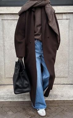 Modern Academia Fashion, Cphfw 2023, Brown Coat Outfit, Adrette Outfits, Fest Outfits, Chicago Fashion, Looks Party, Brown Coat