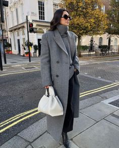 Long Grey Coat Outfit, Maxi Coat Outfit, Grey Coat Outfit Winter, Oversized Coat Outfit, Minimalist Winter Outfit, Vinter Mode Outfits, Double Breasted Coat Women, Midi Outfits