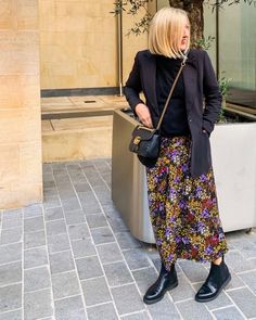 Long Skirt Styling, Outfits With Skirt, Dresses Blue Long, Midi Dress Work, Long Skirt Fashion, Grey Skirt, Grey Jumper, Black Jumper, Mama Style